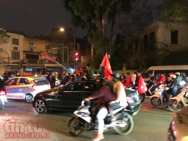 Hà Nội không ngủ để ăn mừng chiến thắng lịch sử của U23 Việt Nam ảnh 1
